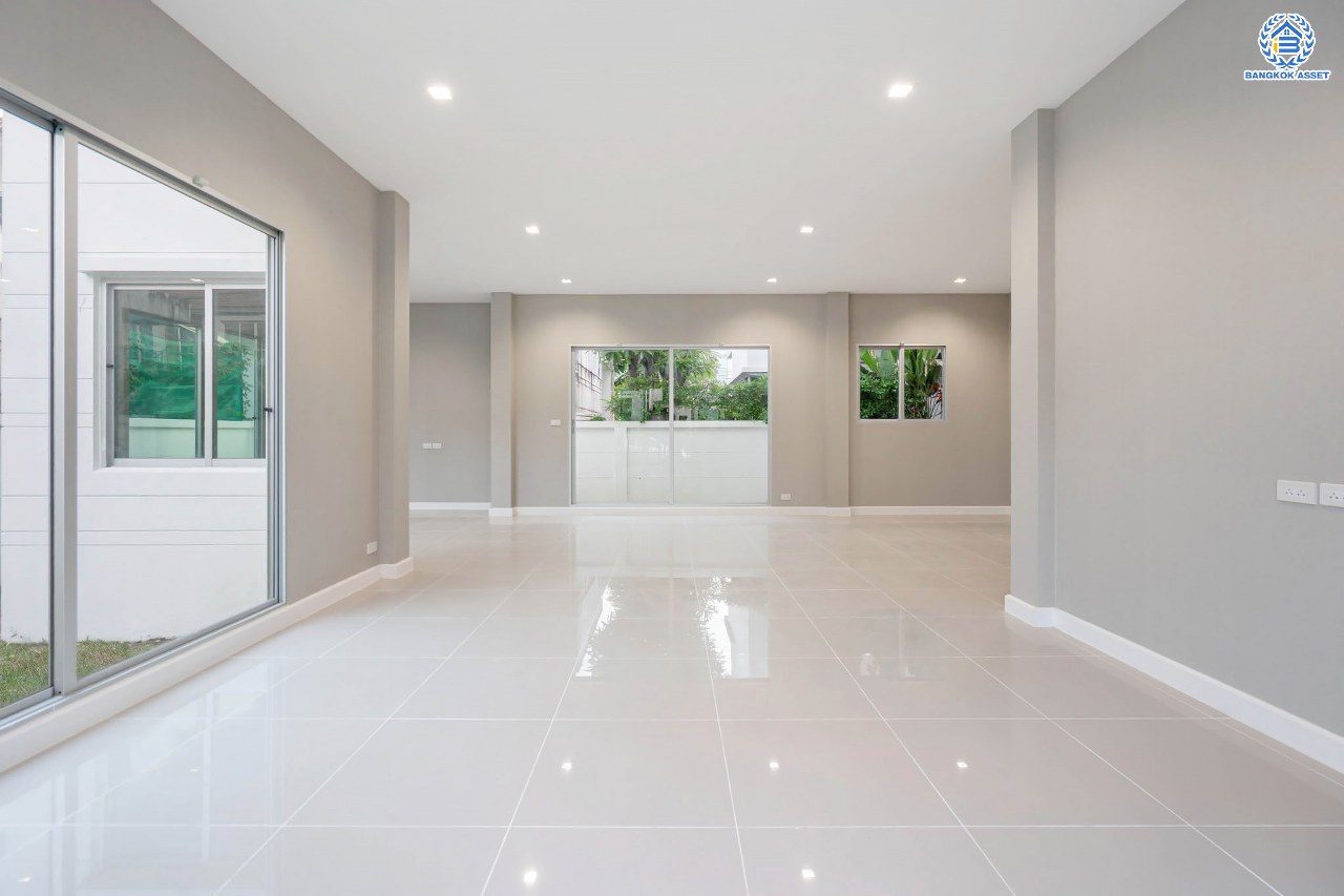 บ้านมือสองตกแต่งใหม่ โครงการ ไลฟ์บางกอกบูเลอวาร์ด ราชพฤกษ์-รัตนาธิเบศร์ เนื้อที่ 63 ตร.ว. ดีไซน์ตอบทุกไลฟ์สไตล์ ฟังก์ชัน 3 ห้องนอน 5 ห้องน้ำ 1 ห้องแม่บ้าน จอดรถได้ 2 คัน บนทำเลติดถนนราชพฤกษ์ ใกล้โรงเรียนเด่นหล้า  ห้าง Robinson Lifestyle Ratchaphruek เชื่อมต่อทุกเส้นทาง ใกล้รถไฟฟ้าสายสีชมพู "สถานีปากเกร็ด" และจุดขึ้นทางด่วน "ศรีรัช"